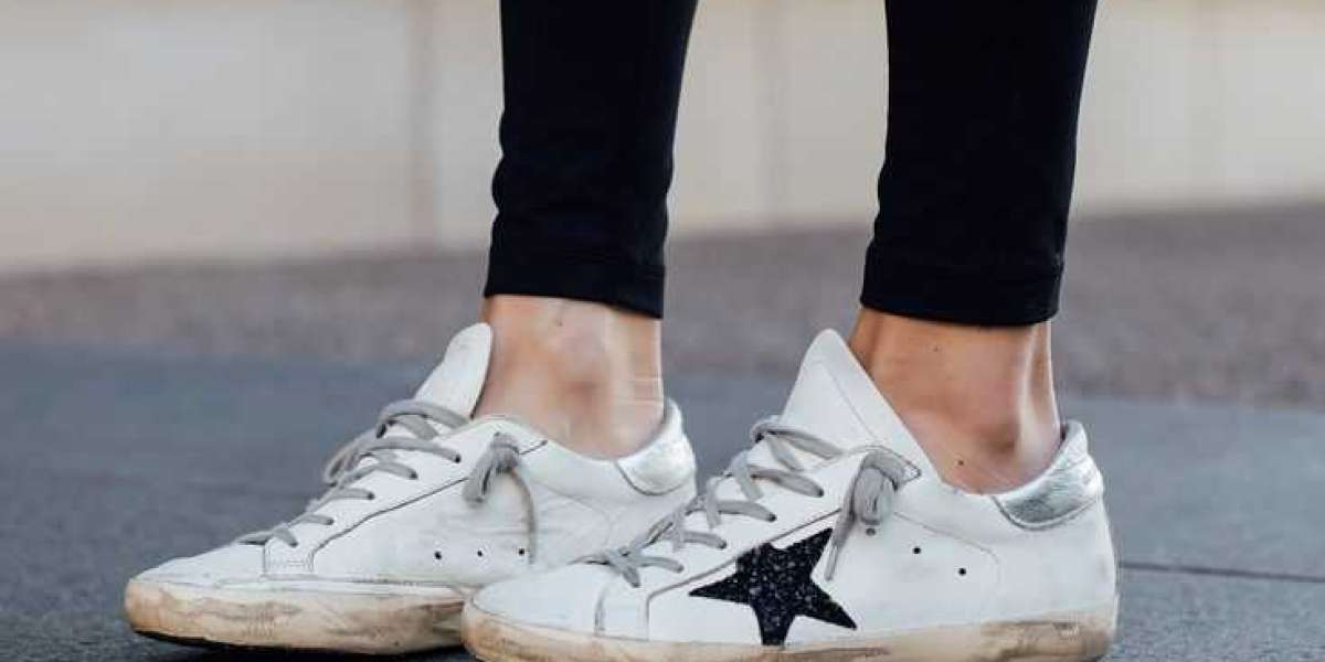 The sneakers come with Golden Goose Shoes Outlet an additional set of shoelaces