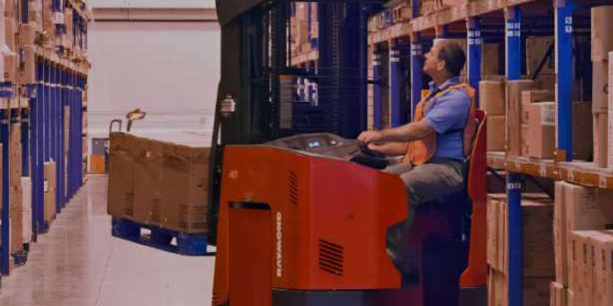 Explorando las diferencias y beneficios de las carretillas elevadoras de pie y de asiento