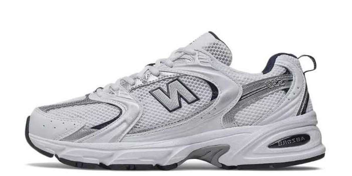 חקר אופנה מודרנית עם אדידס אונליין ונעלי אדידס בכחול בהיר